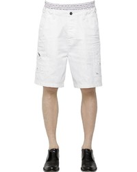 weiße Shorts mit Destroyed-Effekten
