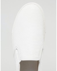 weiße Slip-On Sneakers mit Schlangenmuster von Asos