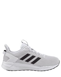 weiße Sportschuhe von adidas