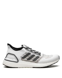 weiße Sportschuhe von adidas