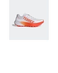weiße Sportschuhe von adidas Terrex