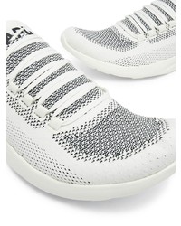 weiße Sportschuhe von APL Athletic Propulsion Labs