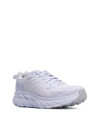 weiße Sportschuhe von Hoka One One