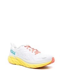 weiße Sportschuhe von Hoka One One