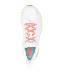 weiße Sportschuhe von Hoka One One