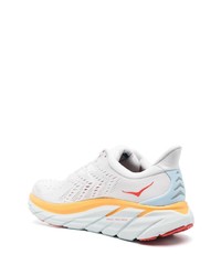 weiße Sportschuhe von Hoka One One