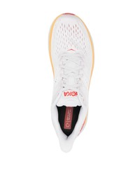 weiße Sportschuhe von Hoka One One