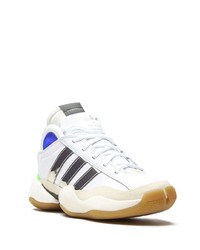 weiße Sportschuhe von adidas