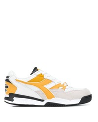 weiße Sportschuhe von Diadora