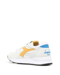 weiße Sportschuhe von Diadora