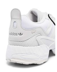 weiße Sportschuhe von adidas