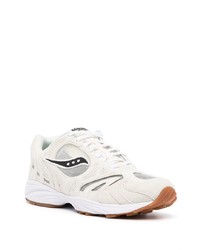 weiße Sportschuhe von Saucony