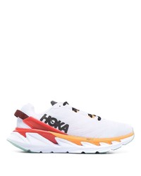 weiße Sportschuhe von Hoka One One