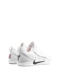 weiße Sportschuhe von Nike