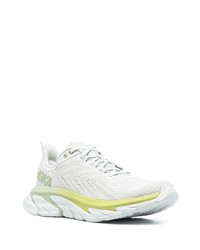 weiße Sportschuhe von Hoka One One