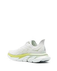 weiße Sportschuhe von Hoka One One