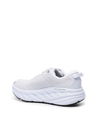 weiße Sportschuhe von Hoka One One