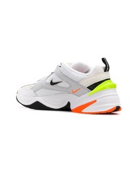 weiße Sportschuhe von Nike