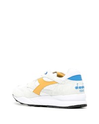 weiße Sportschuhe von Diadora