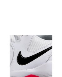 weiße Sportschuhe von Nike