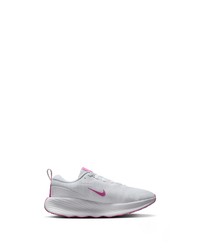 weiße Sportschuhe von Nike