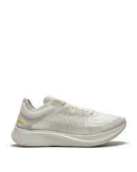 weiße Sportschuhe von Nike