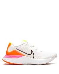 weiße Sportschuhe von Nike