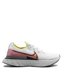 weiße Sportschuhe von Nike