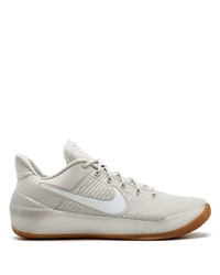 weiße Sportschuhe von Nike