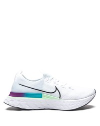 weiße Sportschuhe von Nike