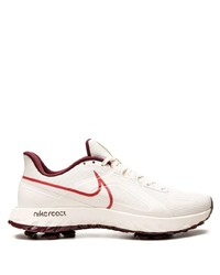 weiße Sportschuhe von Nike