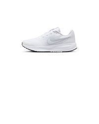weiße Sportschuhe von Nike