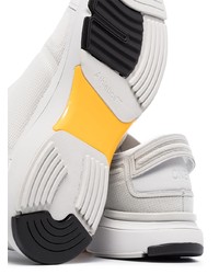 weiße Sportschuhe von Athletics Footwear