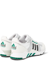 weiße Sportschuhe von adidas