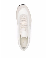 weiße Sportschuhe von Common Projects