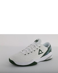 weiße Sportschuhe von Peak