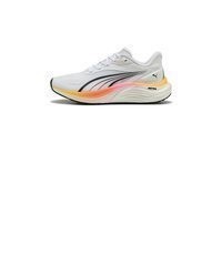 weiße Sportschuhe von Puma