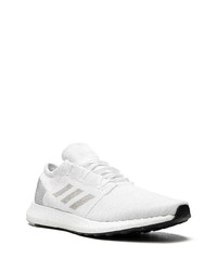 weiße Sportschuhe von adidas