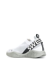 weiße Sportschuhe von SWEA