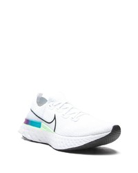 weiße Sportschuhe von Nike