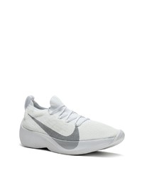 weiße Sportschuhe von Nike