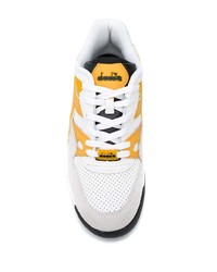 weiße Sportschuhe von Diadora