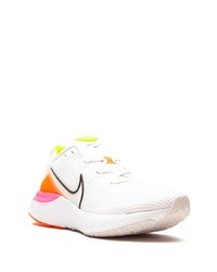 weiße Sportschuhe von Nike