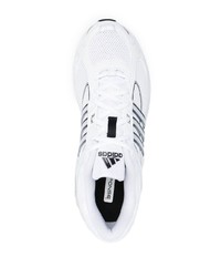 weiße Sportschuhe von adidas