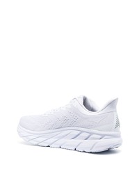 weiße Sportschuhe von Hoka One One