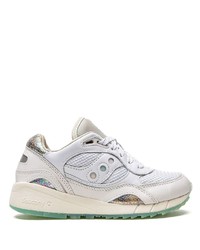 weiße Sportschuhe von Saucony