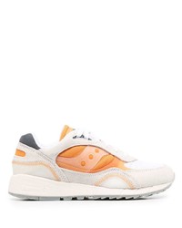 weiße Sportschuhe von Saucony