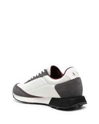 weiße Sportschuhe von Armani Exchange