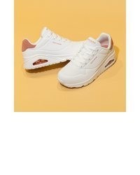 weiße Sportschuhe von Skechers