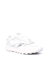 weiße Sportschuhe von Maison Margiela x Reebok